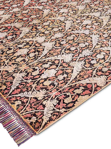 Victoria Original auf Tiefviolett Teppich