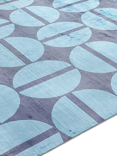 Natura Morte auf Grau‑Blau Teppich