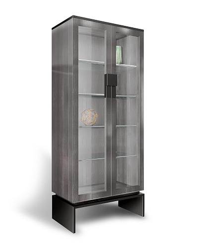 Zedern‑ und Glasvitrine mit Metallakzenten