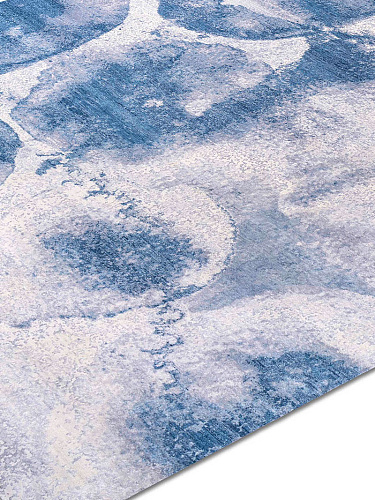 Splash Galileo Blue auf Hellgrau Teppich