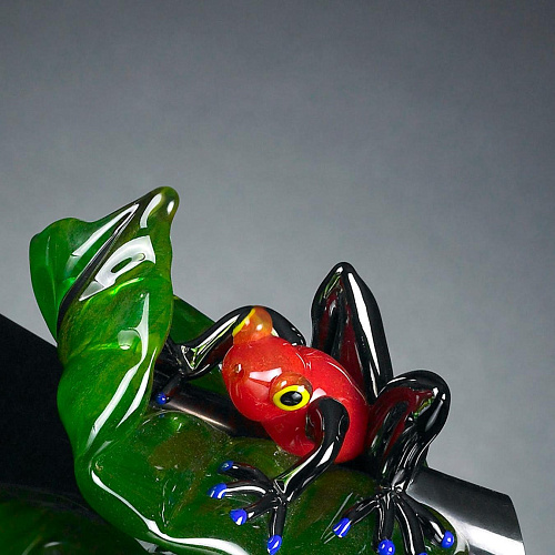 Roter Frosch auf Blatt Figur