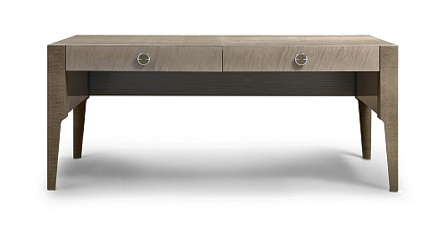 Schreibtisch mit leder­gepolsterten Beinen