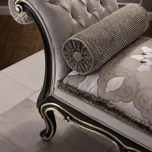 Chaiselongue mit Silberblattdekor
