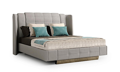 Elegantes genähtes Bett mit Metallfüßen