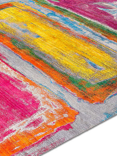 Love Joy auf Grau Teppich