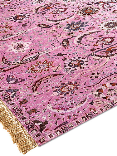 Kerman Reverse Original auf Hellrosa Teppich