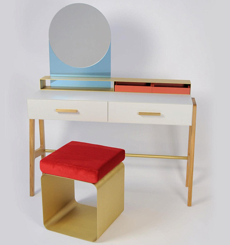 Roter Hocker mit Metallgestell